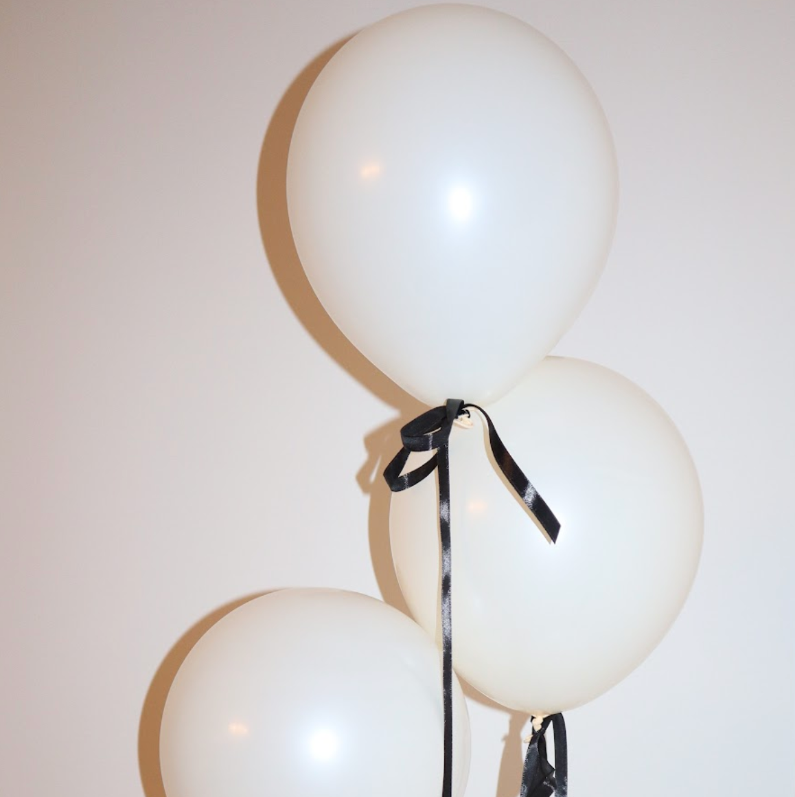 Helíum blöðrubúnt - Off white blöðrur með svörtum slaufum - 6 stk